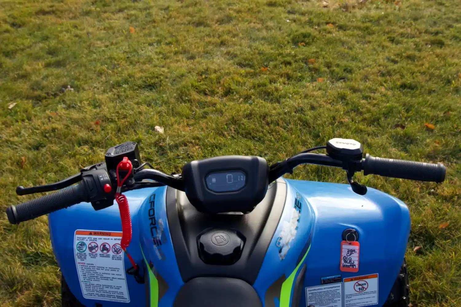 The handlebars are wide, the controls are easy to operate, and the emergency stop device is connected to a cord.